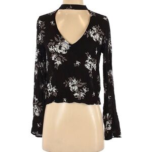 Kendall & Kyle floral V neck top size S